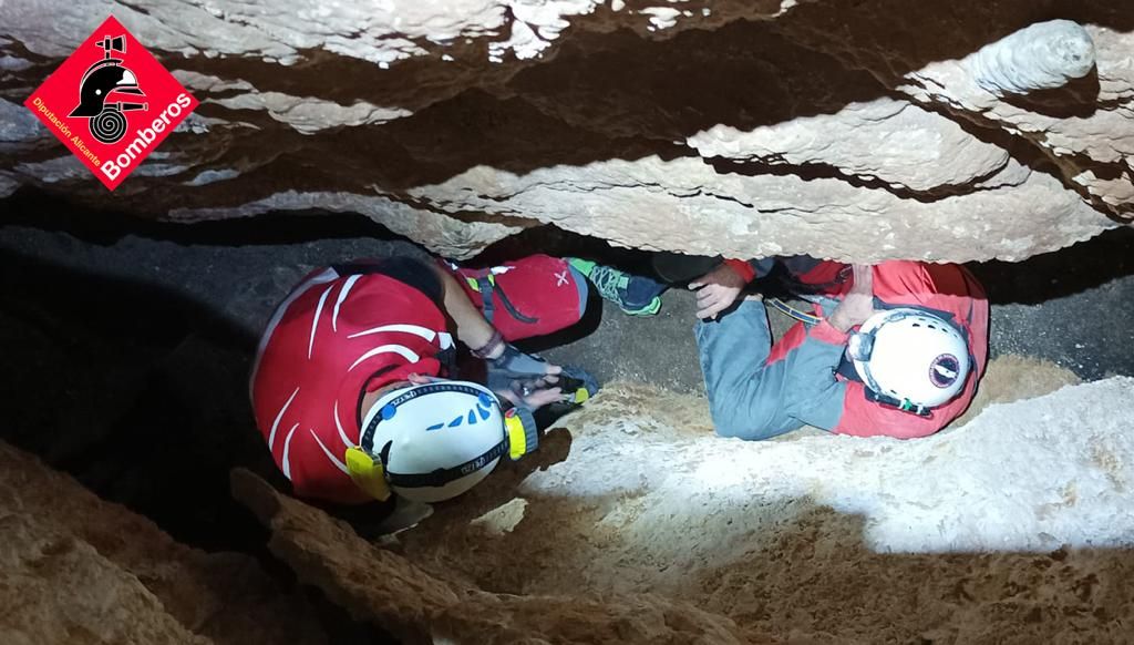 Así ha sido el duro rescate para atender a un escalador lesionado en una cueva de Monóvar