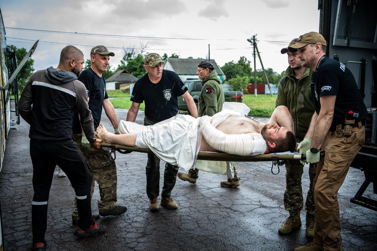 Traslado de un herido en la región de Donetsk en el marco de la guerra de Ucrania.