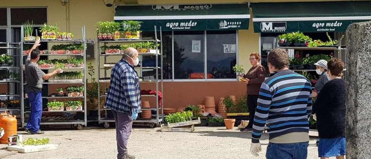 Clientes en una tienda de productos del campo de Meder, en Salvaterra de Miño, ayer por la mañana. // D.P.