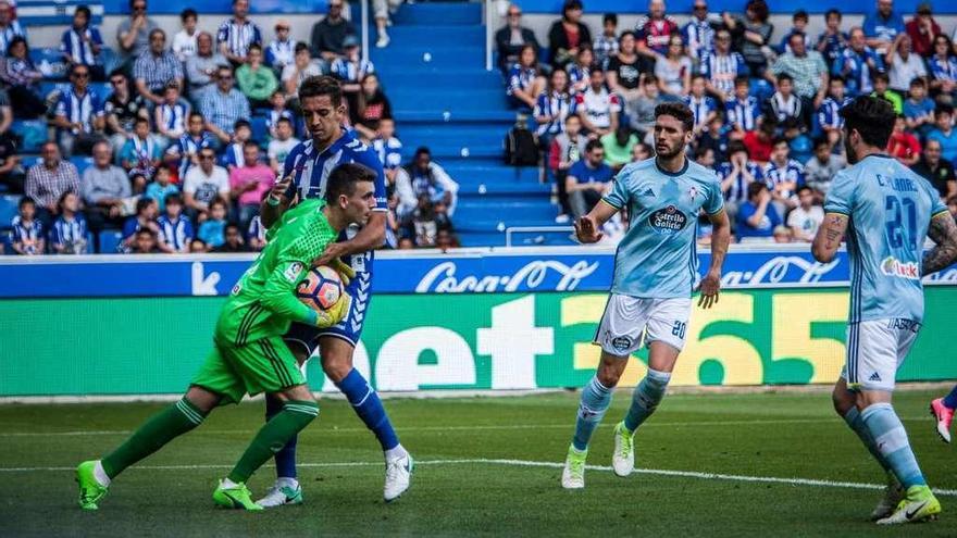 Iván Villar atrapa un balón ante Feddal, del Alavés, en un momento del partido. // LOF