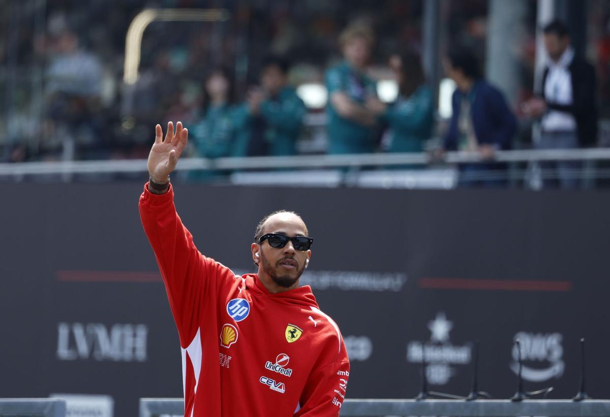 SUZUKA (Japan), 29/03/2026.- Scuderia Ferrari driver Lewis Hamilton of Britain waves to fans during the drivers’ parade ahead of the Formula 1 Japanese Grand Prix at the Suzuka International Racing Course racetrack in Suzuka, Japan, 29 March 2026. (Fórmula Uno, Japón, Reino Unido) EFE/EPA/FRANCK ROBICHON. gp japon 2026. circuito suzuka