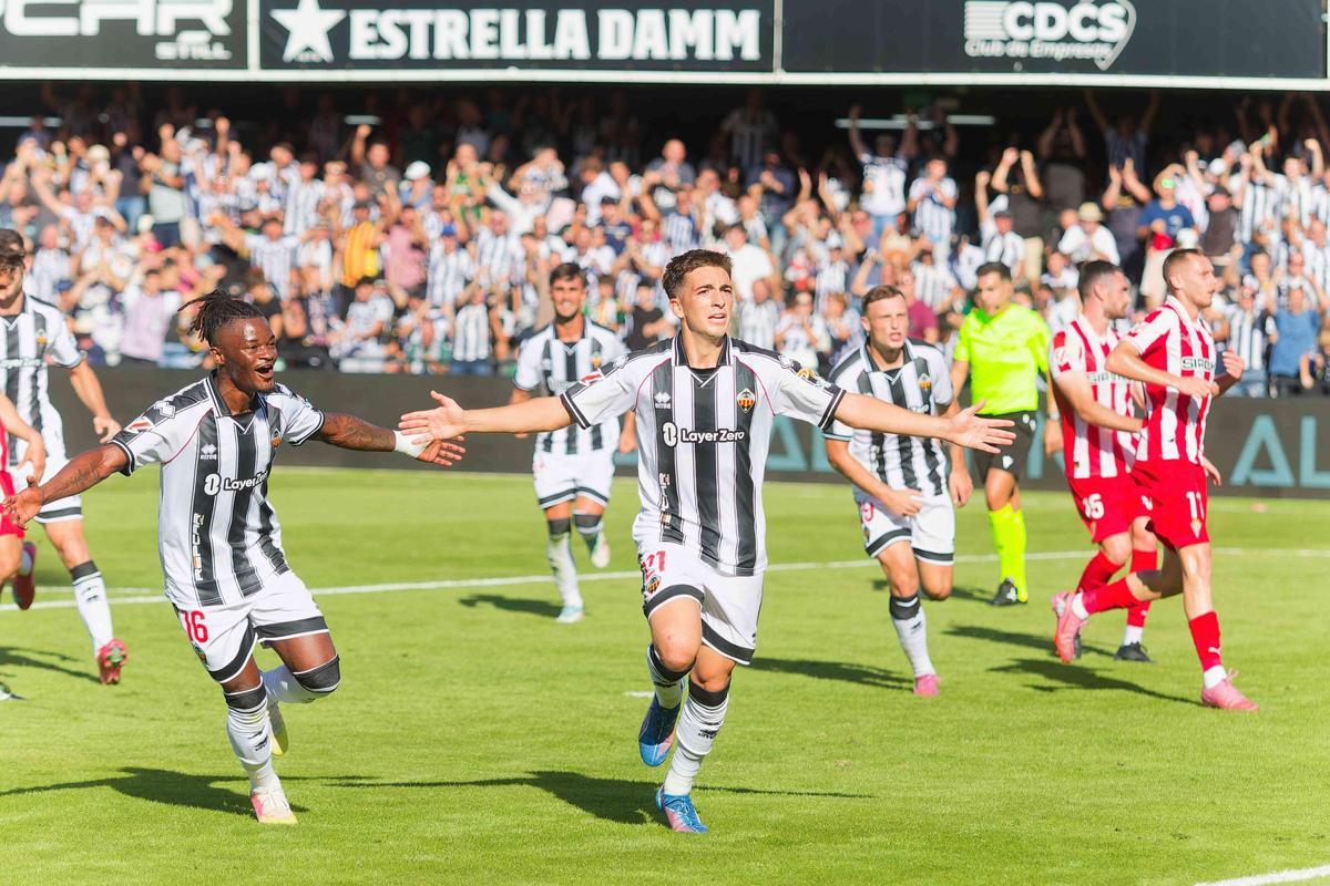 Cala celebra junto a Cipenga uno de los goles albinegros en la victoria del Castellón contra el Sporting en la primera vuelta (3-1).