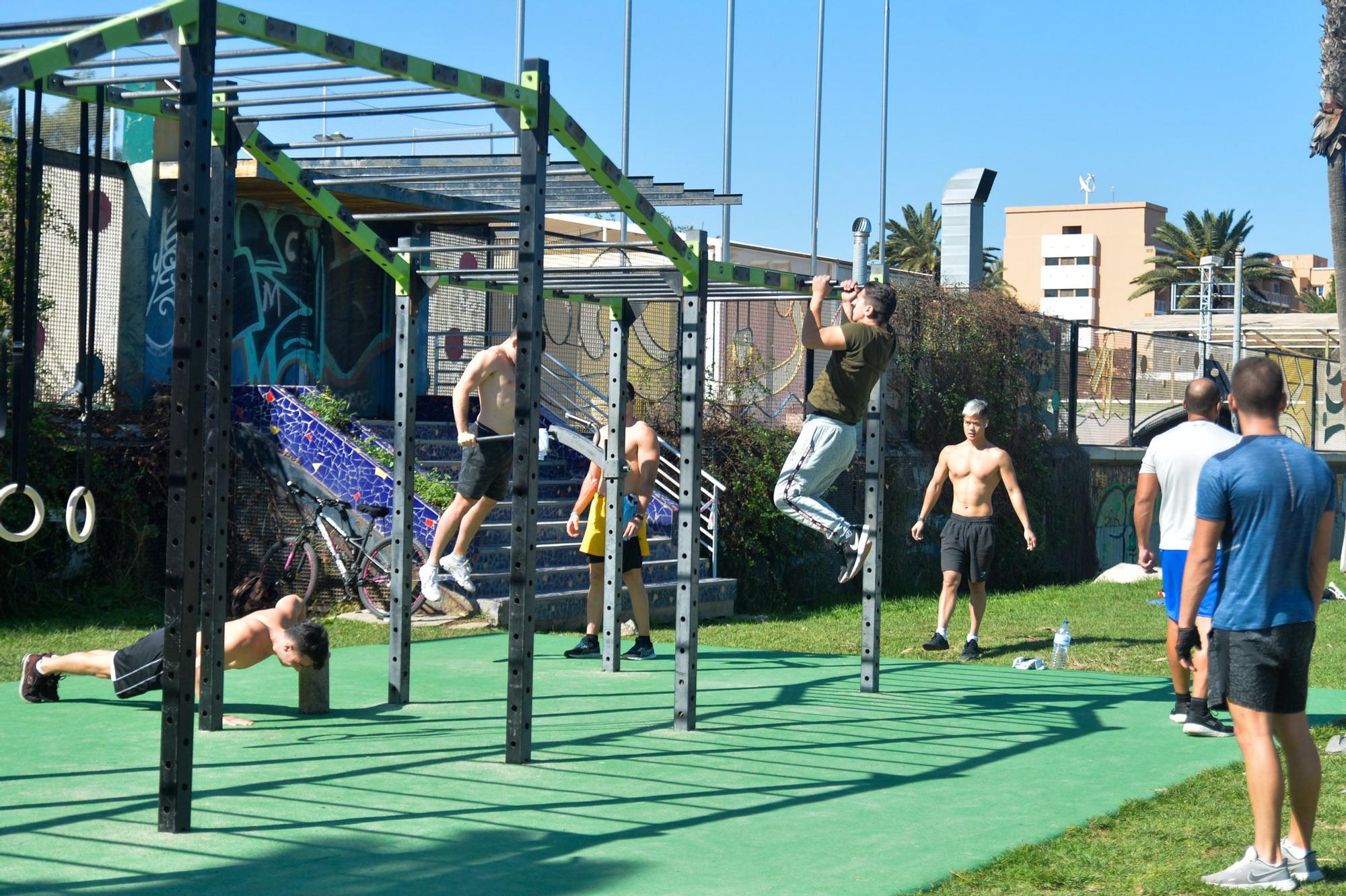Gente haciendo deporte en Parque Romano tras el cierre de gimnasios e instalaciones deportivas