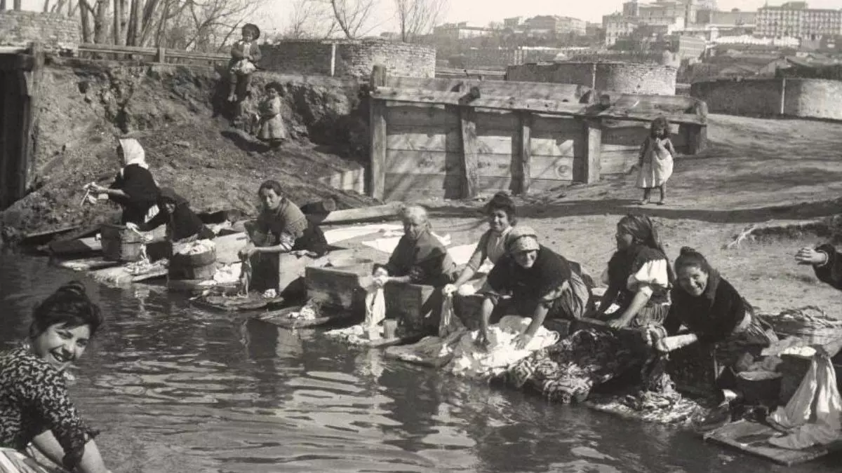 Cómo las lavanderas del río Manzanares sustentaron a sus familias con menos de un céntimo al día