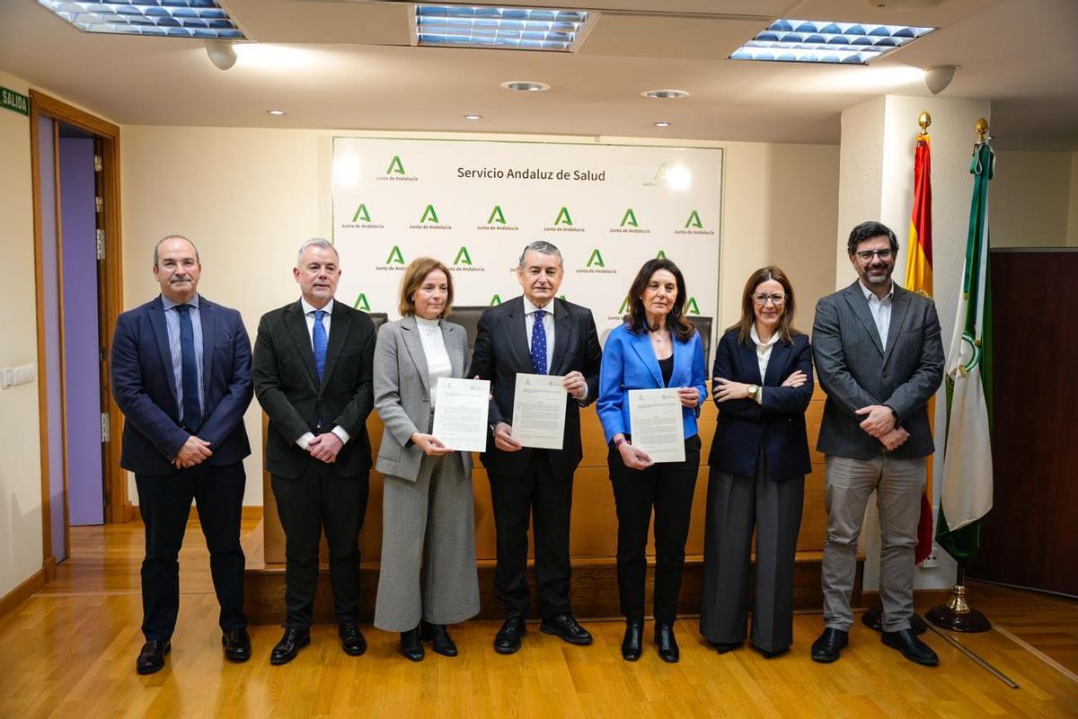 El consejero de Sanidad, Presidencia y Emergencias, Antonio Sanz, y la representante autonómica de la Asociación Española contra el Cáncer (AECC) en Andalucía y presidenta en Almería, Magdalena Cantero, en la foto de familia tras la firma.