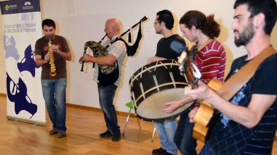 Una actividad de la Escola de Gaitas celebrada en la Casa da Cultura de O Mouriño, en Vilanova. // N. Parga