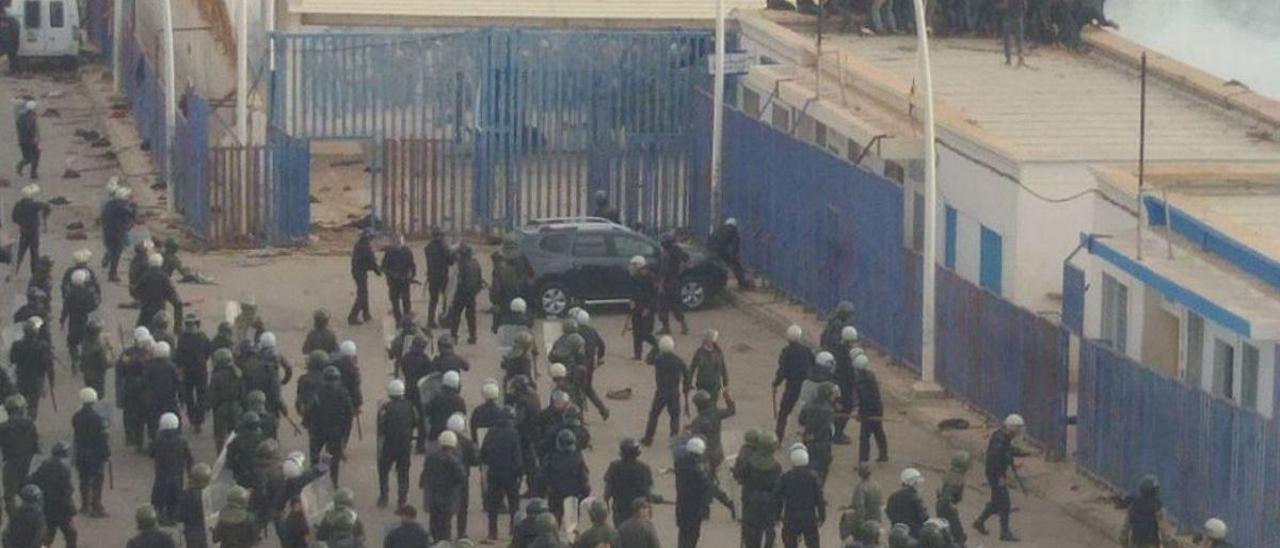 Marruecos acusa a Argelia de permitir entrar a los migrantes &quot;extremadamente violentos&quot; del salto a Melilla.