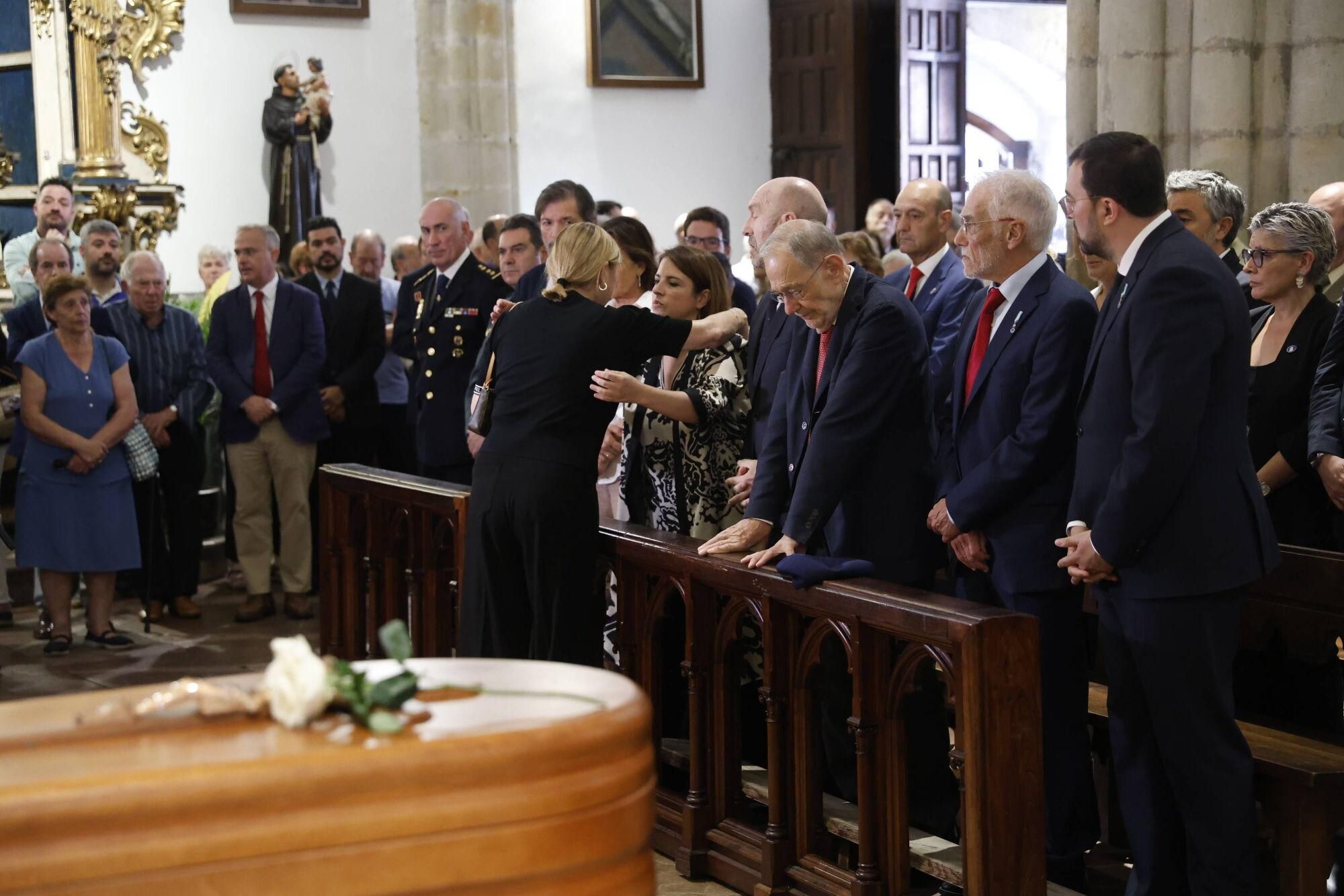 Las imágenes del funeral de Antonio Trevín en la basílica de Llanes.
