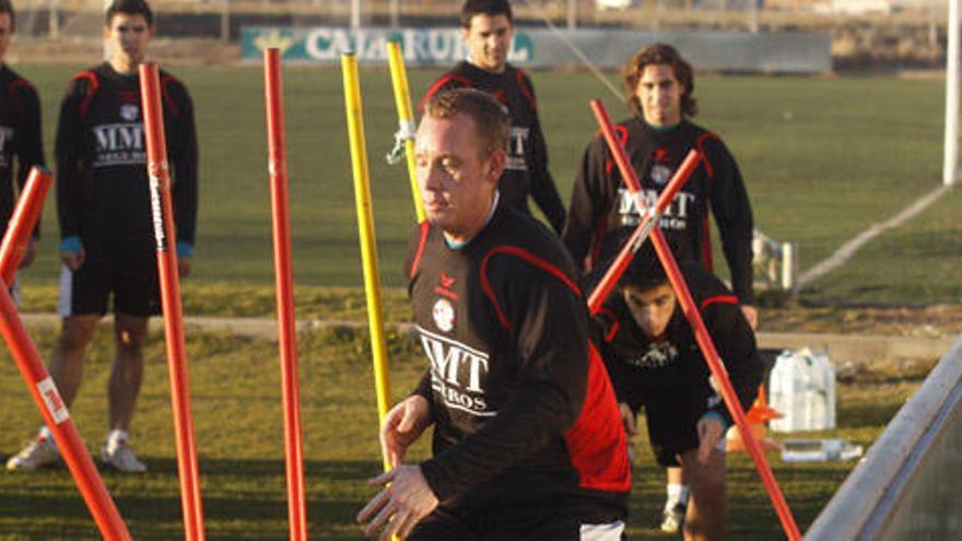 Liceranzu observa las evoluciones de Akinsola durante el entrenamiento de ayer.