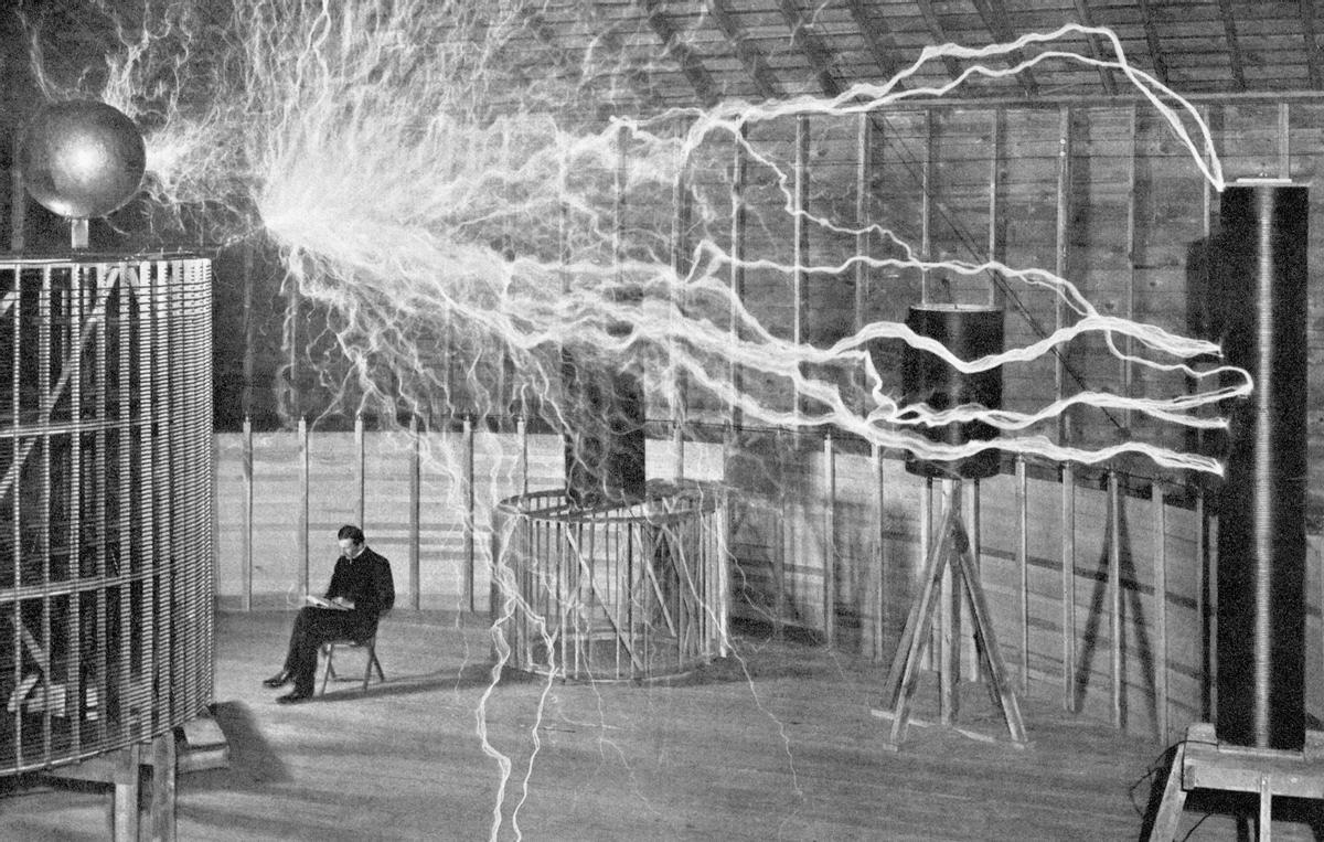 Nikola Tesla en su laboratorio de Colorado Springs.