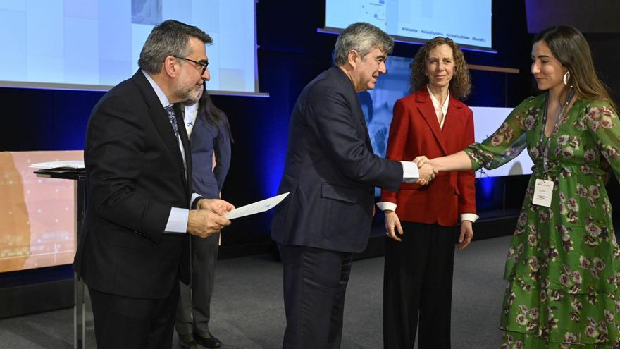 Carmen Gallardo, a la derecha, recibe el diploma de la beca de la Fundación La Caixa en el acto celebrado el pasado martes. | DAVID CAMPOS