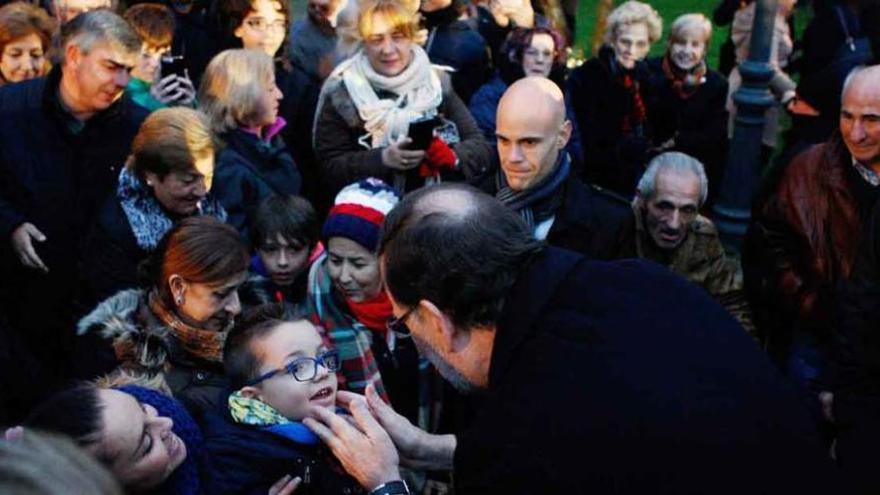 El presidente se para con uno de los niños que acudió a recibirle en Benavente.