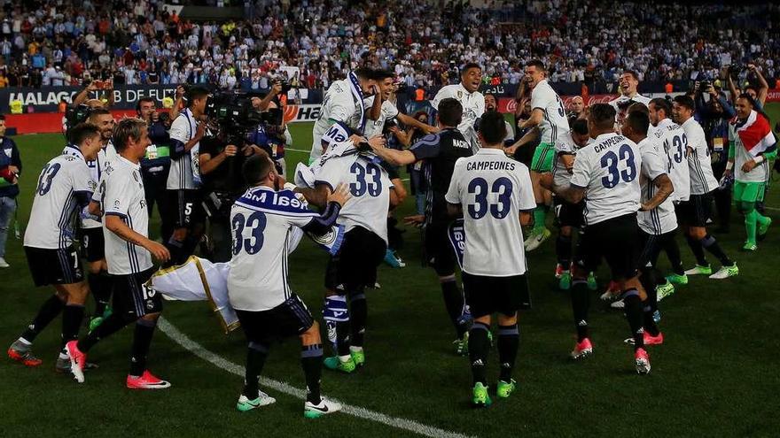 Los jugadores del Madrid celebran la conquista del título número 33 de la historia del club.