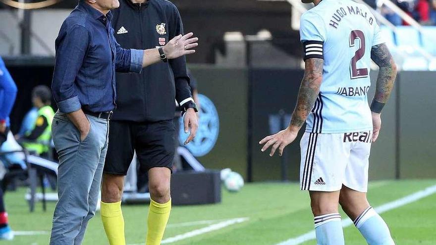 Fran Escribá da instrucciones a Hugo Mallo durante el choque disputado ayer frente al Athletic Club en Balaídos. // Marta G. Brea