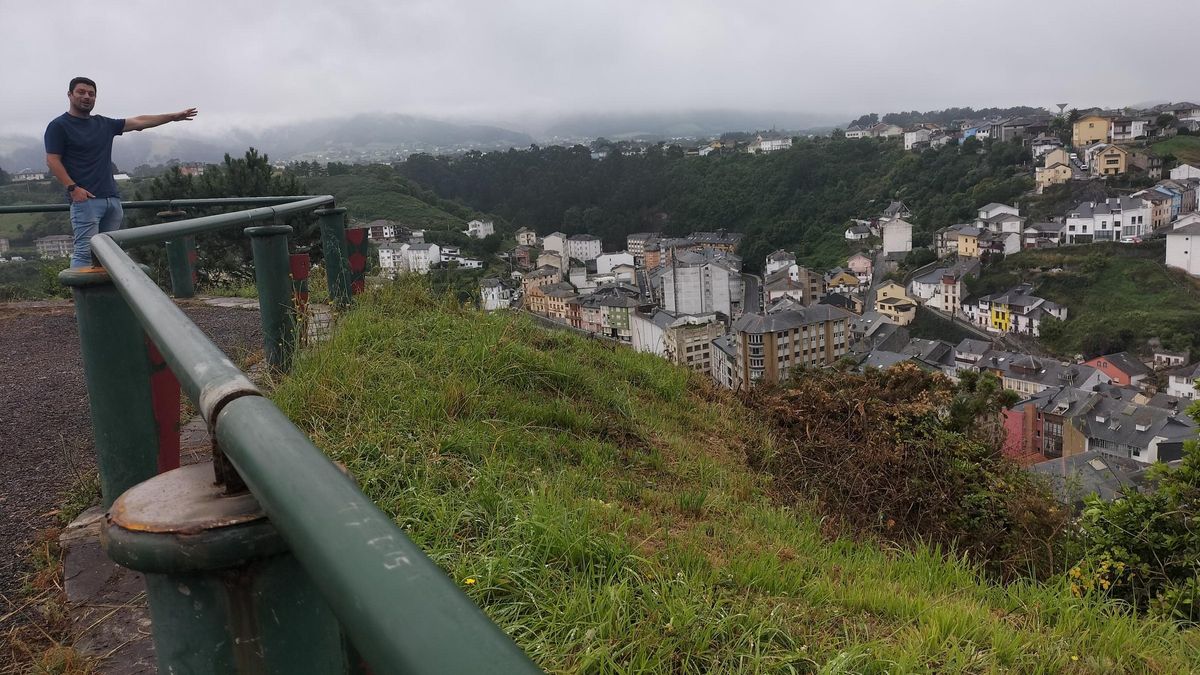 El concejal de Turismo, Ismael González, en el mirador de La Funiar.