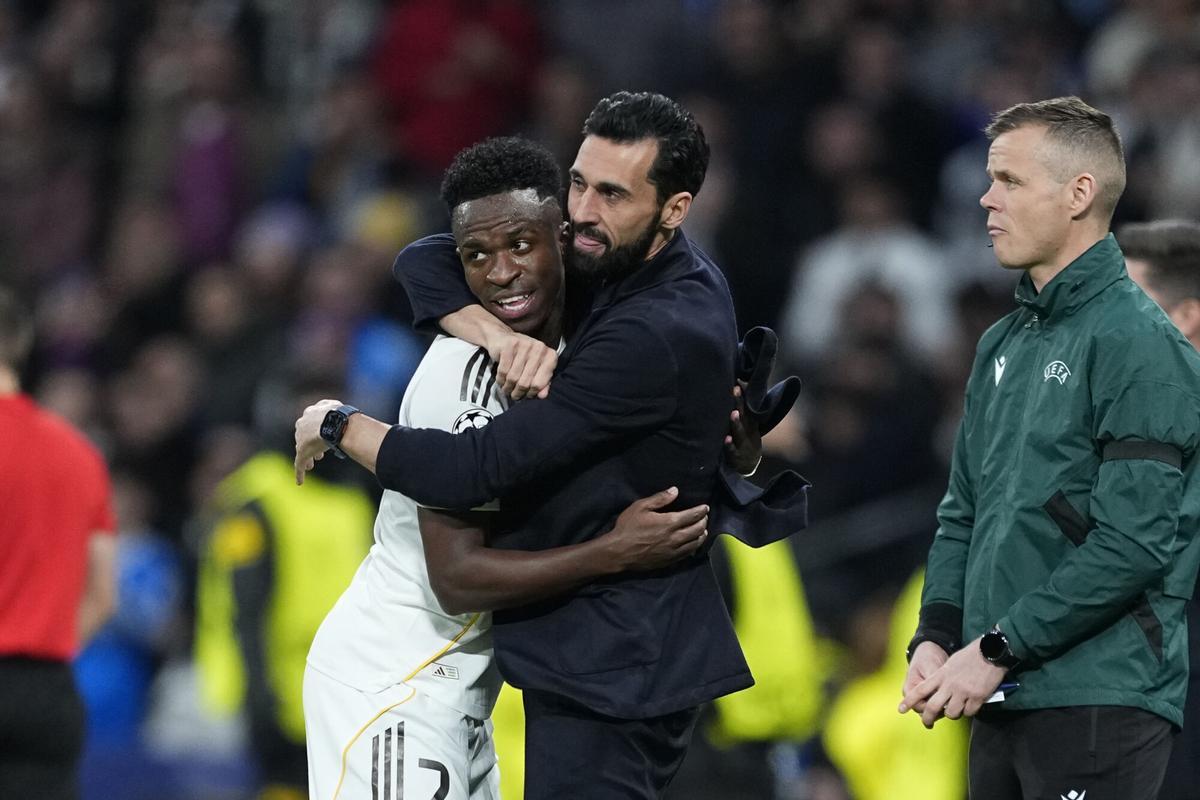 Vinícius Junior celebra con Álvaro Arbeloa su gol contra el Mónaco.
