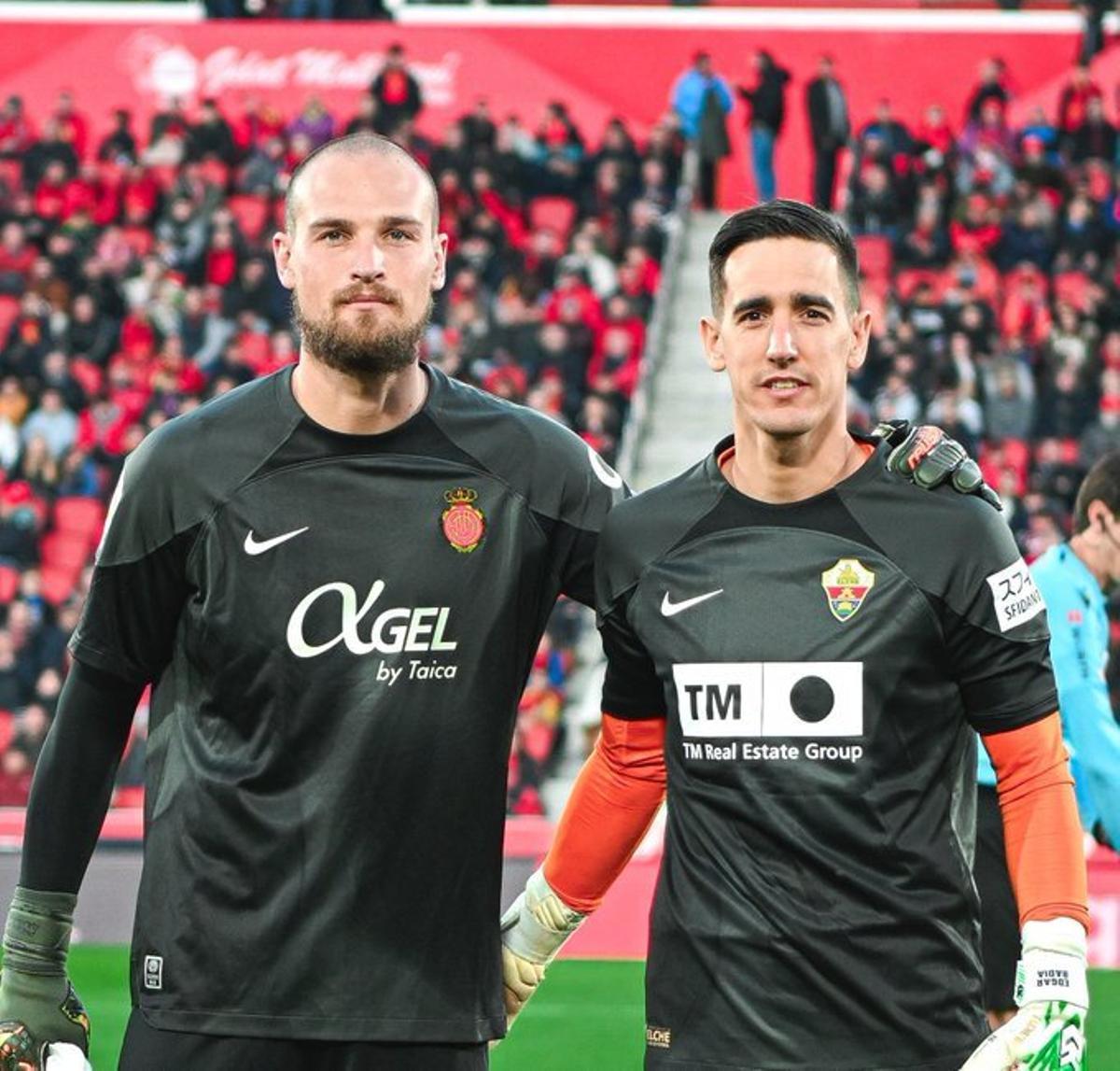 Los porteros del Mallorca y el Elche, Predrag Rajković y Edgar Badía, antes de comenzar el partido.