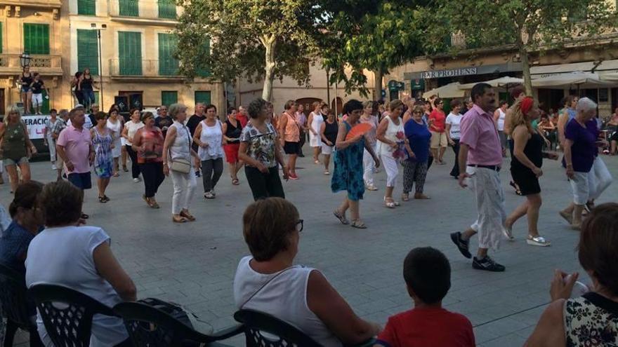 &#039;I Trobada de ball en línia&#039; en Llucmajor