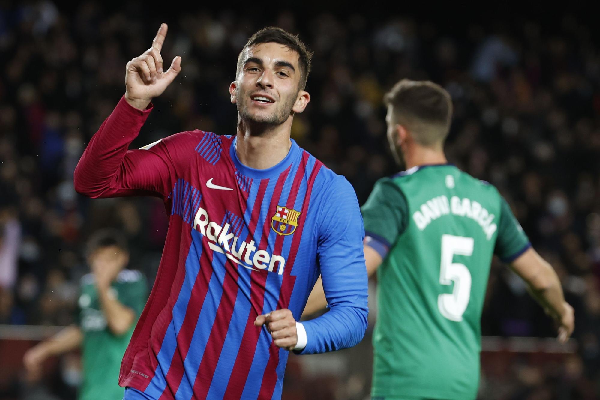 El delantero del FC Barcelona, Ferrán Torres, celebra uno de los goles conseguido por el jugador blaugrana durante el encuentro correspondiente a la jornada 28 de primera división que disputan hoy Domingo frente a Osasuna en el estadio Camp Nou de Barcelona.