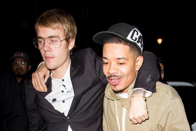 Justin Bieber, sujetado por un colega al salir de fiesta en Londres