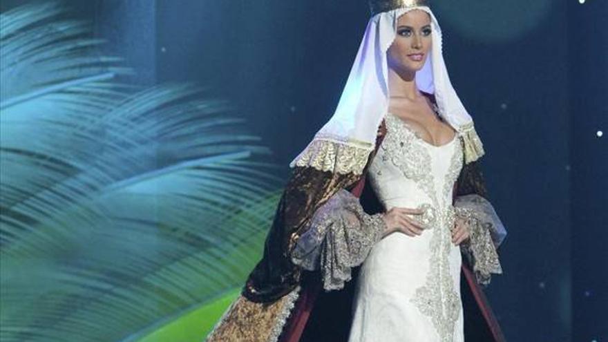 Miss España viste como Isabel la Católica