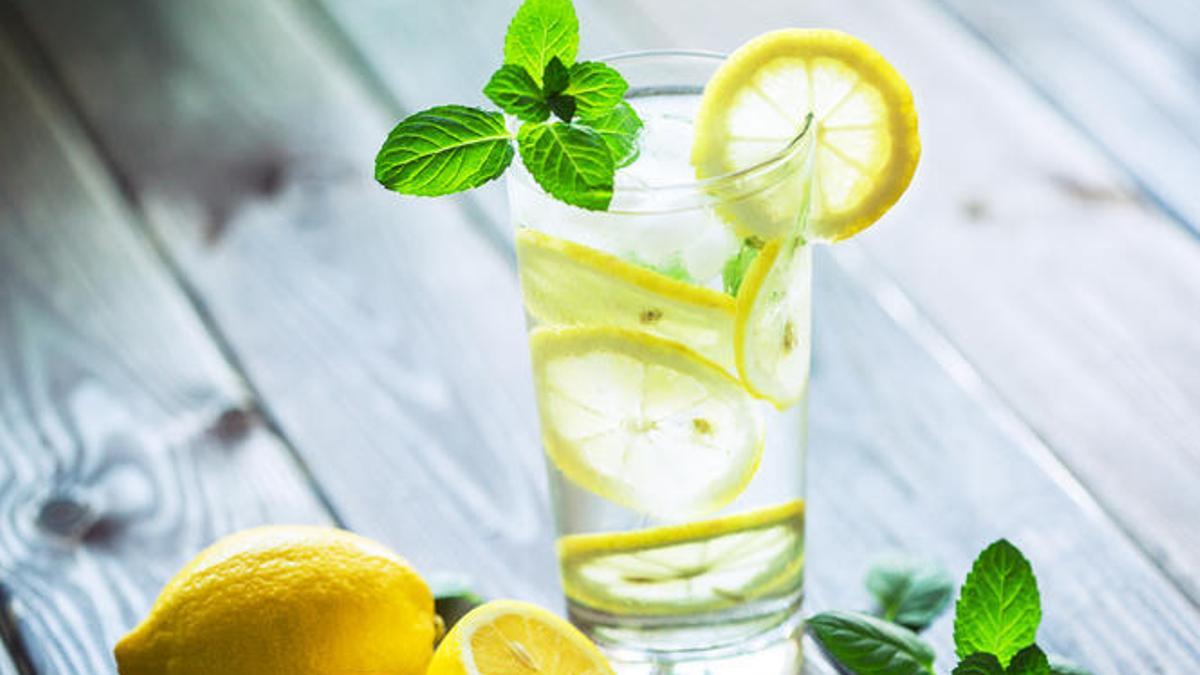 El vaso de agua con limón a primera hora del día