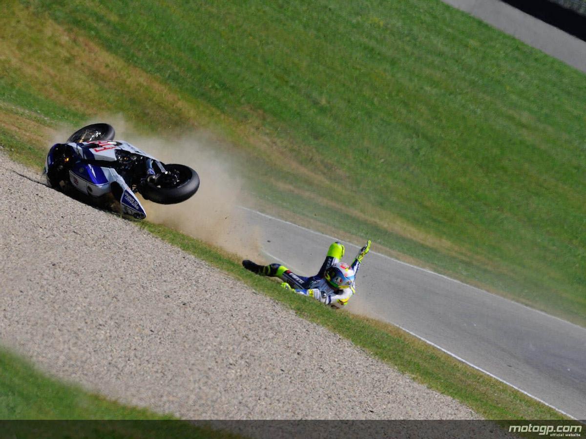 Mugello 5/6/2010 .- Caida del piloto de moto gp Valentino Rossi durante las sesiones libres de entrenamientos. foto motogo. valentino rossi. fiat yamaha. gp italia 2010. deportiva accidente entreno 2010 solo. circuito mugello