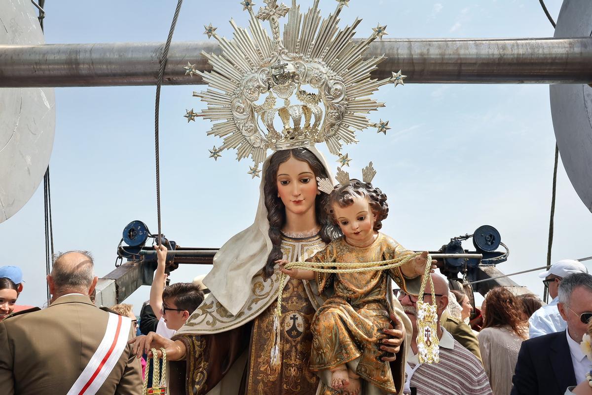 Carmen y Marta acompañan la procesión marinera del Carmen Carmen y Marta acompañan la procesión marinera del Carmen