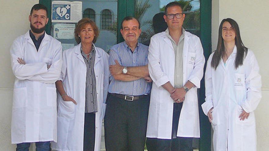 Martín Nieto, del Departamento de Fisiología, Genética y Microbiología de la UA, en el centro de la imagen, con su equipo