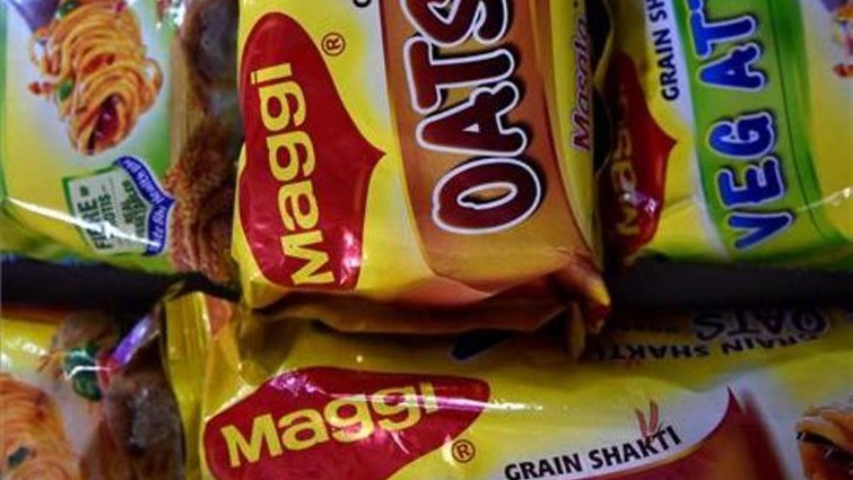 Paquetes de raciones individuales de noodles Maggi que se vendían en la India antes de ser prohibidos.