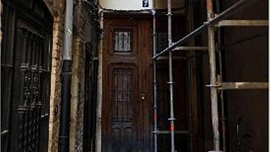 La casa abandonada cierra la calle en una vía sin salida.