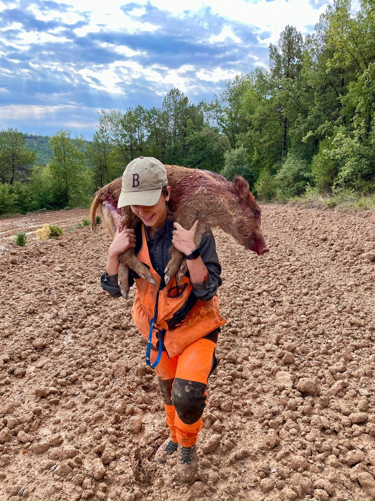 Maria Torra amb u senglar caçat, en una imatge d'arxiu