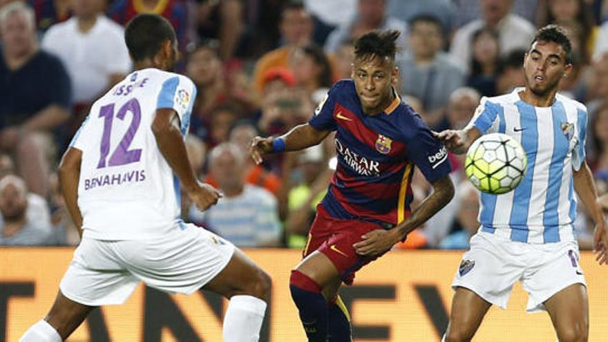 Neymar Da Silva lucha por el balón con Tissone y Horta.