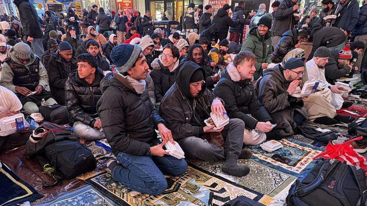 Decenas de musulmanes se congregan en Times Square para rezar en pleno Ramadán