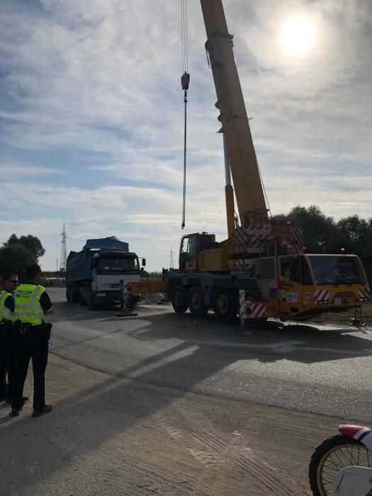 Atasco monumental en la entrada a Son Reus por un camión volcado