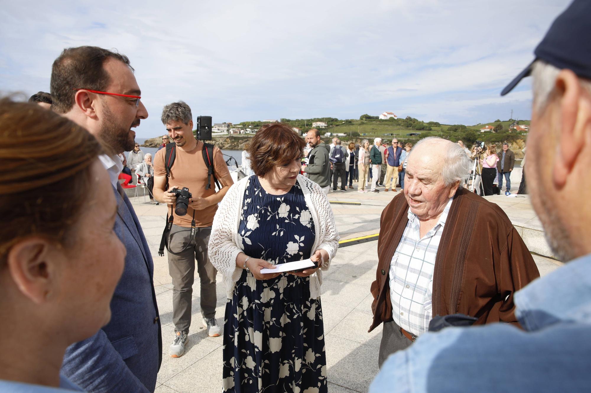 EN IMÁGENES:  Así fue el homenaje a los exiliados por la Guerra Civil y la posterior represión franquista organizado por los socialistas de Gijón junto a la estatua de "La Madre del Emigrante"