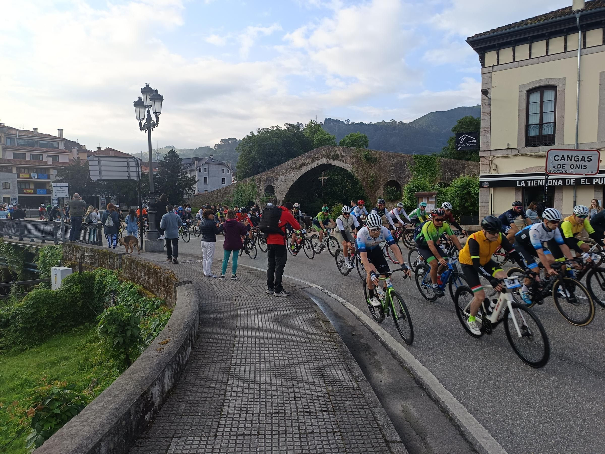 Arranca la Clásica Cicloturista "Lagos de Covadonga"