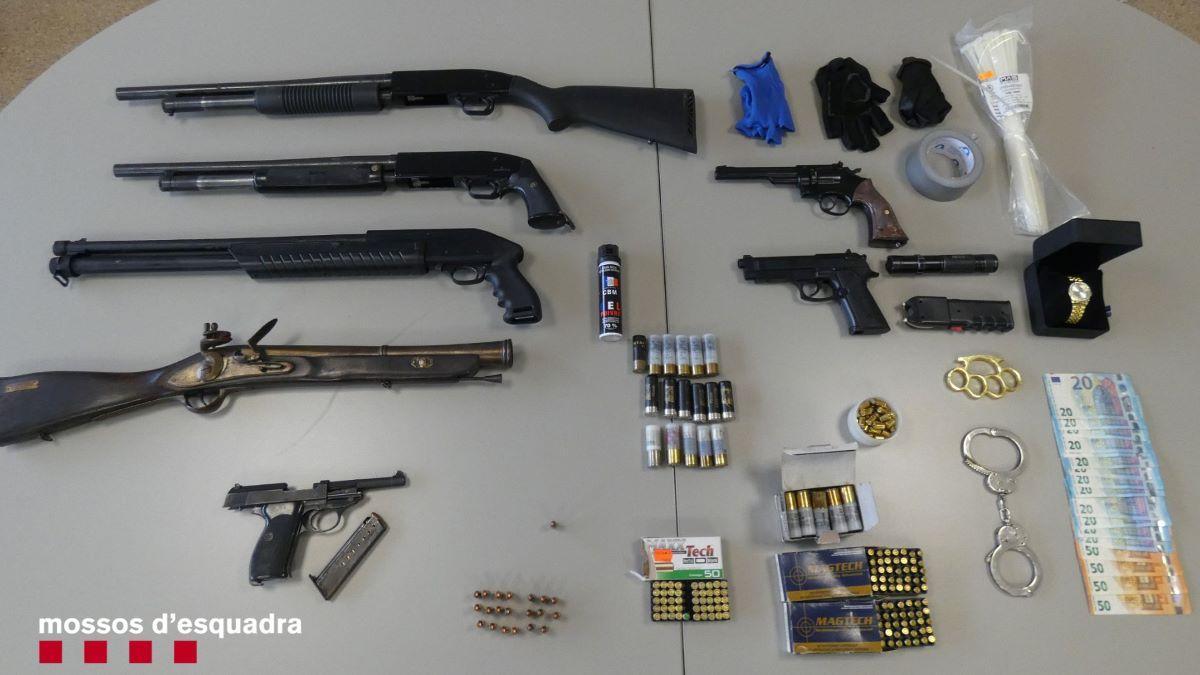 Les armes incautades al domicili on van trobar el detingut.