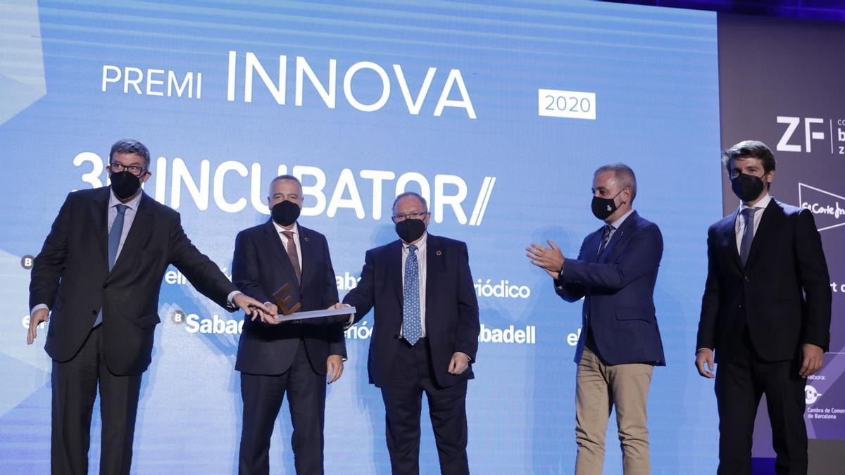 Lliurament dels premis: Innova –el premi recau en 3D Incubator, recullen el premi els Srs. Pere Navarro, Delegat Especial Govern Consorci Zona Franca, Jordi William Carnes, President Leitat i José Luis Bonet, President Cambra Comerç Espanya - lliuren el premi l’Ilm. Jaume Collboni, Primer Tinent Alcalde Ajuntament de Barcelona i el Sr. Sergi Guillot, Director General de Prensa Ibérica