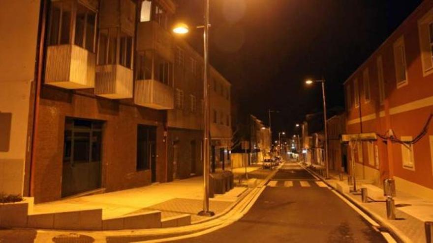 Vista nocturna de una calle de Forcarei, iluminada por el alumbrado público.  // Bernabé / Luismy