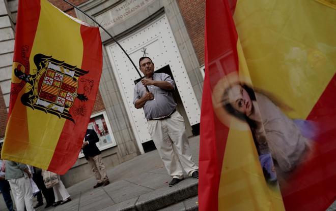 Concentración de ultraderecha en la calle Ferraz, cerca de la sede del PSOE, el día de las elecciones europeas.