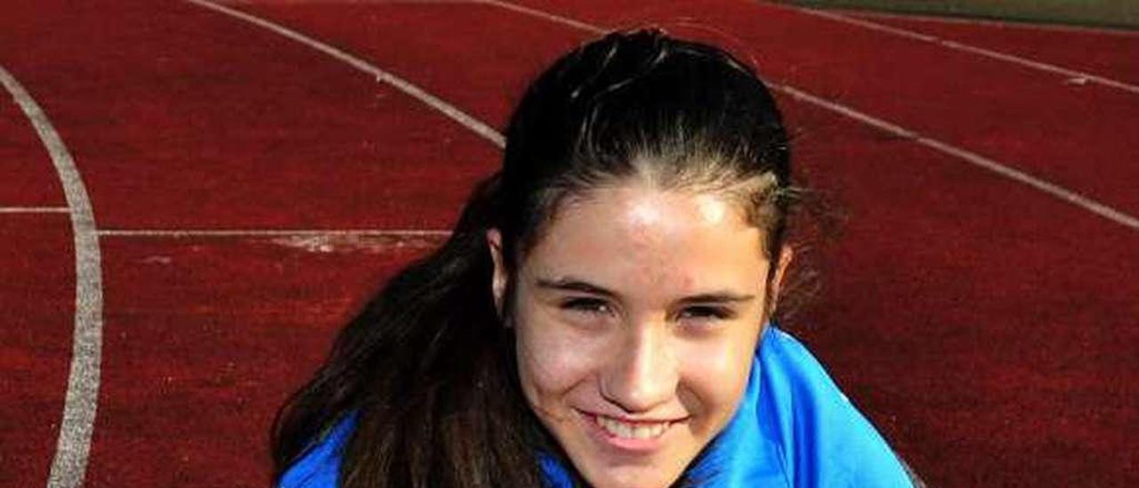 Raquel Meaños en la pista de atletismo. // Iñaki Abella