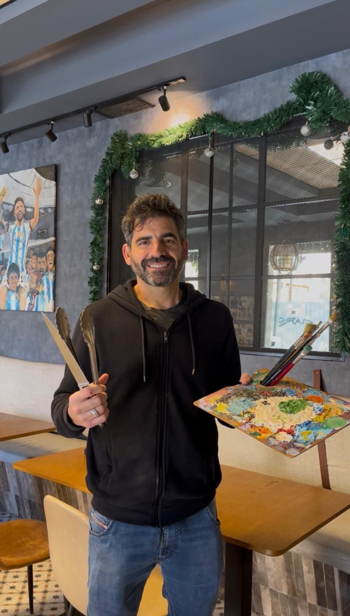 Tulio Di Lorenzo con sus dos pasiones: la pintura y la parrilla