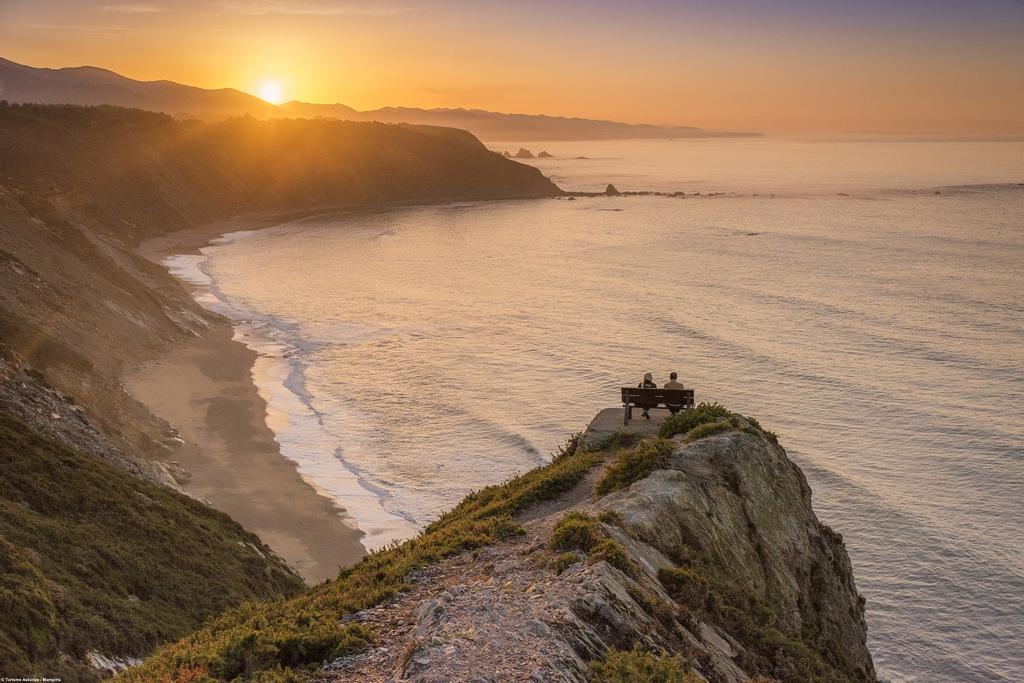El banco está situado en el mirador del Sablón.
