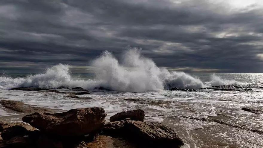 La fotógrafa alicantina Amalia Infante retrata la belleza del temporal en la costa