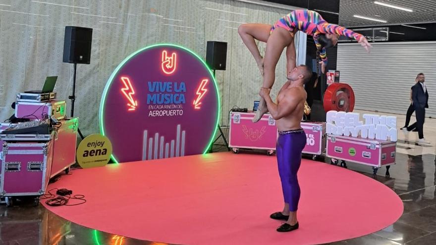 El Aeropuerto de Gran Canaria sorprende a sus pasajeros con actuaciones de música, baile y acrobacias en directo