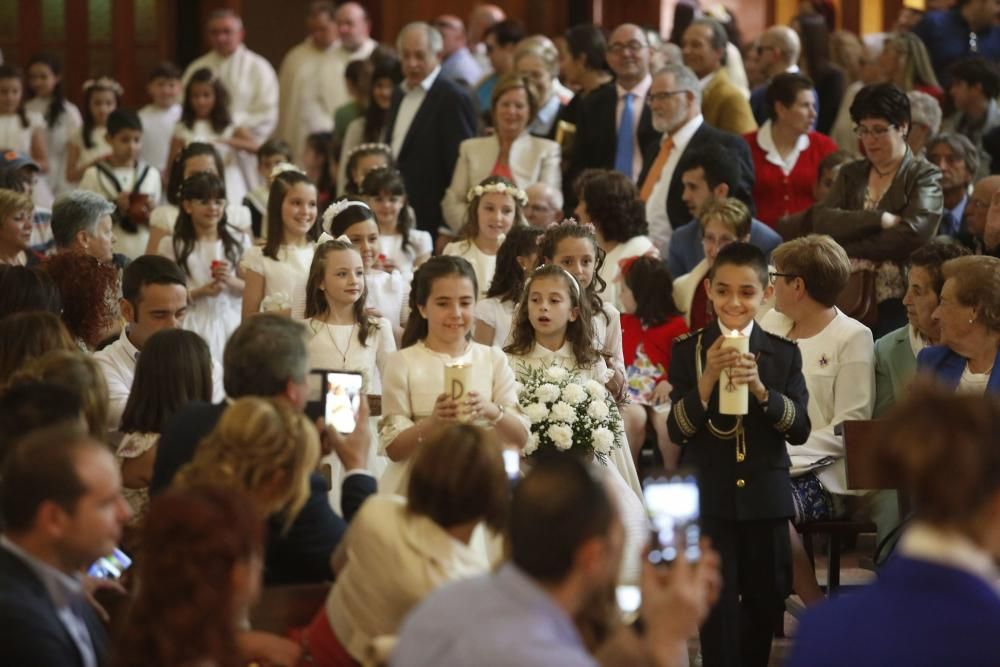 Comuniones en la Iglesia de La Luz, en Avilés