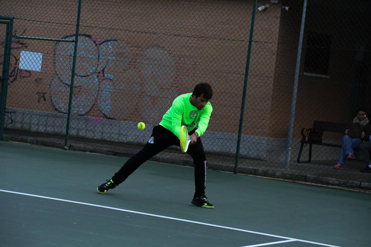 Un tenista se esfuerza por restar el saque de un rival durante la disputa de las semifinales del Torneo de Reyes.