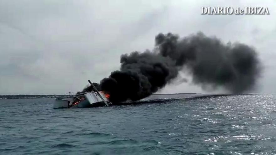 Hundimiento del catamarán incendiado en Formentera