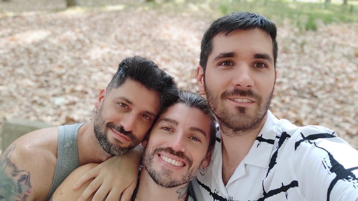 Carlos, Tomás y Carlos son tres chicos que viven en Barcelona y que conforman una trieja, una relación poliamorosa